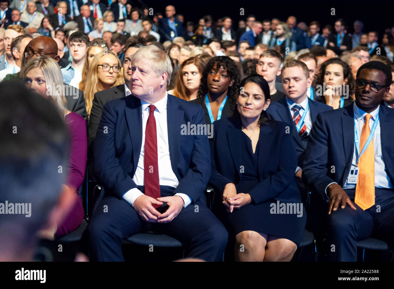 Manchester, Großbritannien. 30. September 2019. Der Ministerpräsident, die Rt Hon Boris Johnson MP, und der Staatssekretär für das Haus, die Abteilung Rt Hon Priti Patel MP, Teilnahme an Tag 2 des 2019 Parteitag der Konservativen Partei in Manchester Central. Credit: Paul Warburton/Alamy leben Nachrichten Stockfoto