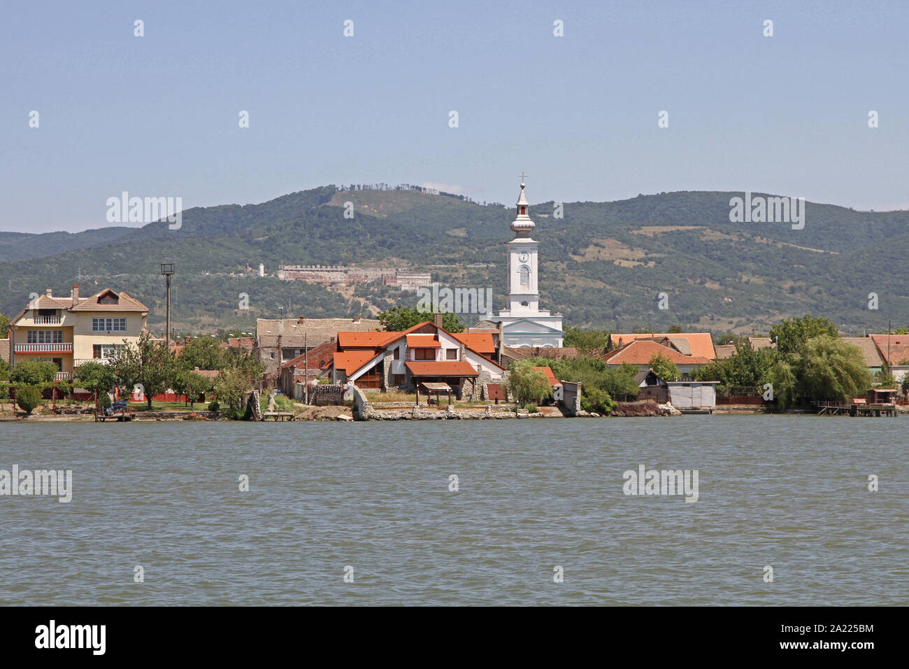 Moldova Veche Kirche und Dorf, Blick von der serbischen Seite der Donau an der Grenze zwischen Serbien und Rumänien, Rumänien. Stockfoto