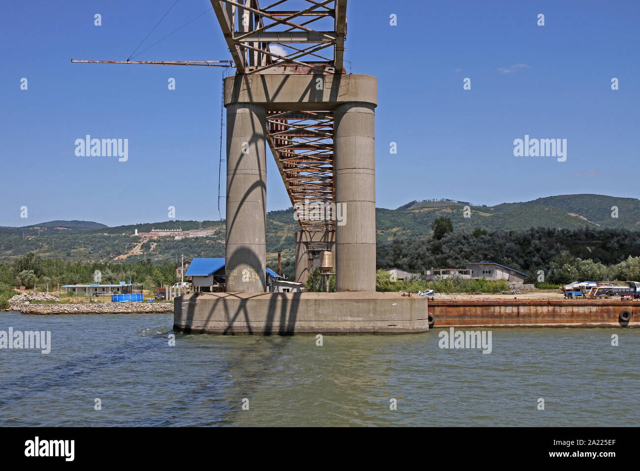 Unbenannte Brücke über die Donau mit Baustelle und blaues Haus auf der rumänischen Seite an der Grenze zwischen Rumänien und Serbien, Rumänien. Stockfoto