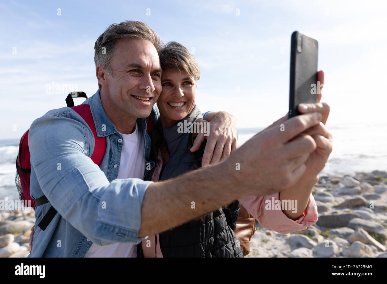 Paar mit "durch das Meer smartphone Stockfoto