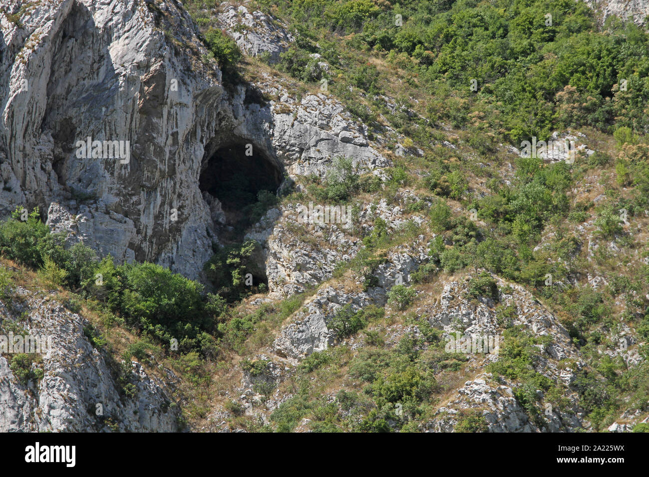 Höhle auf der rumänischen Seite der Donau, der Grenze zwischen Serbien und Rumänien, Rumänien. Stockfoto