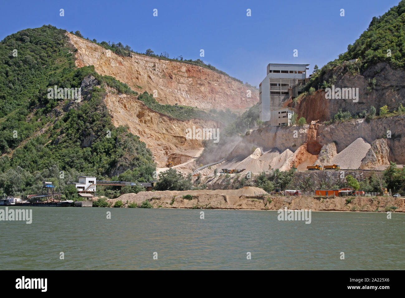Steinbruch auf dem serbischen Ufer der Donau, die Grenze zwischen Serbien und Rumänien, Serbien. Stockfoto