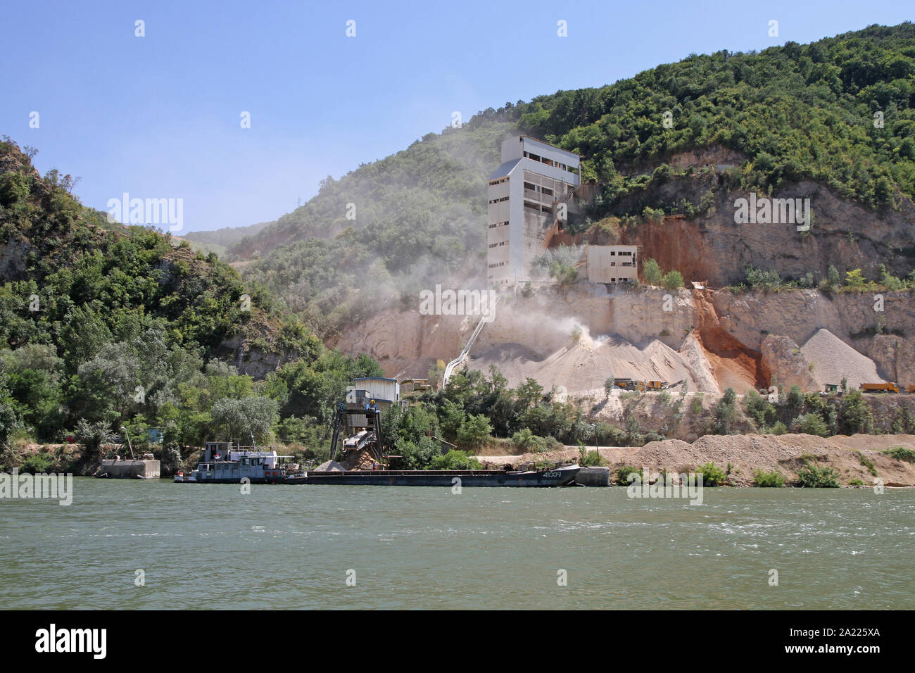 Steinbruch auf dem serbischen Ufer der Donau, die Grenze zwischen Serbien und Rumänien, Serbien. Stockfoto