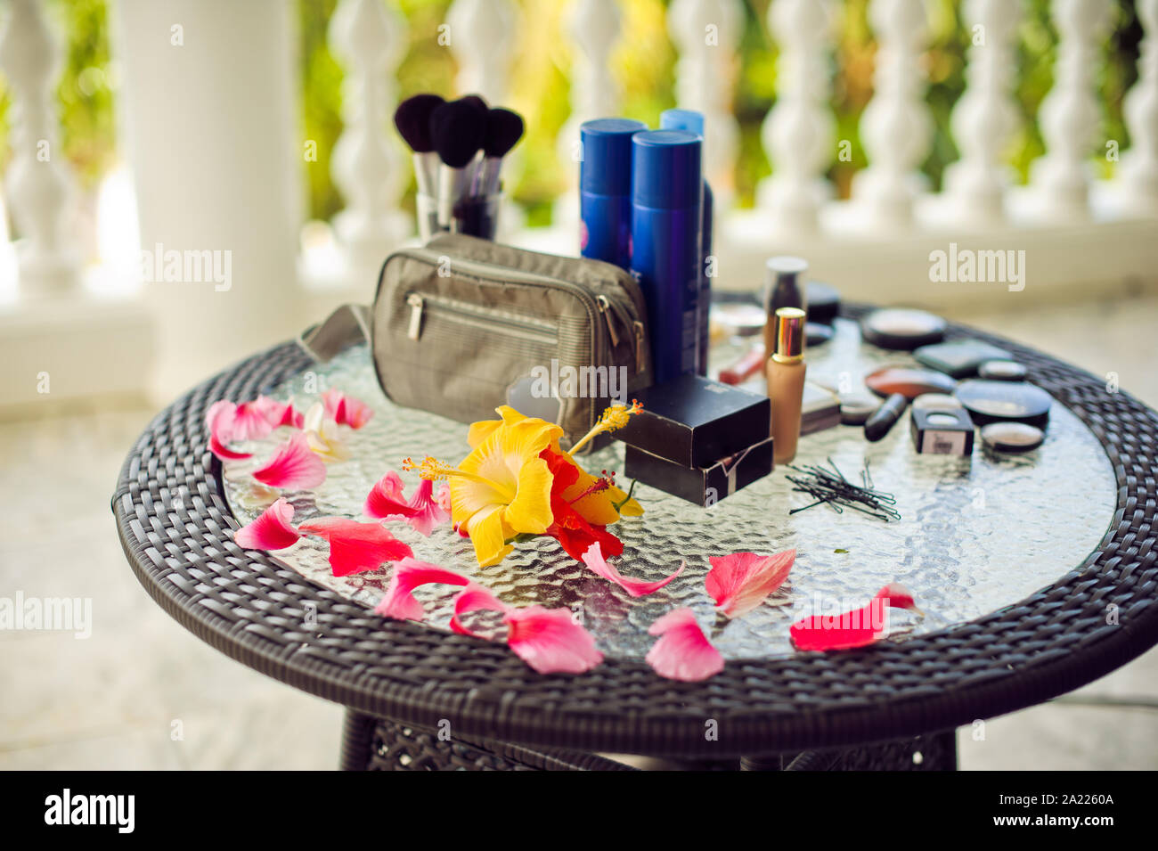 Spa, Wellness-Umgebung mit frischen Blumen auf einem Palmenblatt Hintergrund Stockfoto