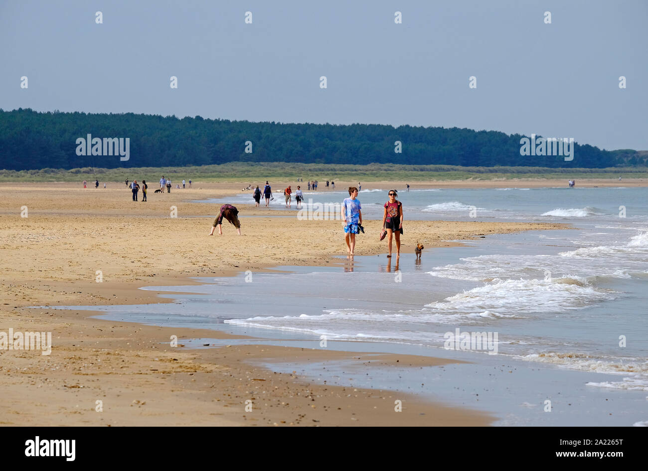 Menschen zu Fuß auf holkham Beach, North Norfolk, England Stockfoto