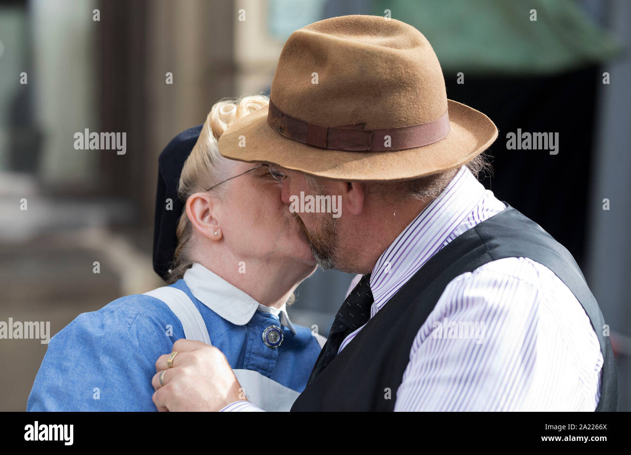Wales, London 1940 Wochenende, September 2019. Ehepaar in Kostümen zu küssen. Stockfoto
