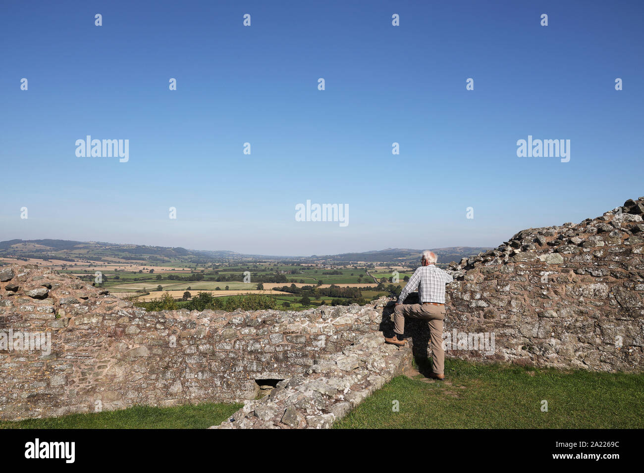 Wales, Besucher zu Montgomery Schloss bewundernden Blick von Norden Wände in Richtung der walisischen/Englisch Grenzen in Richtung Shrewsbury. September 2019 Stockfoto