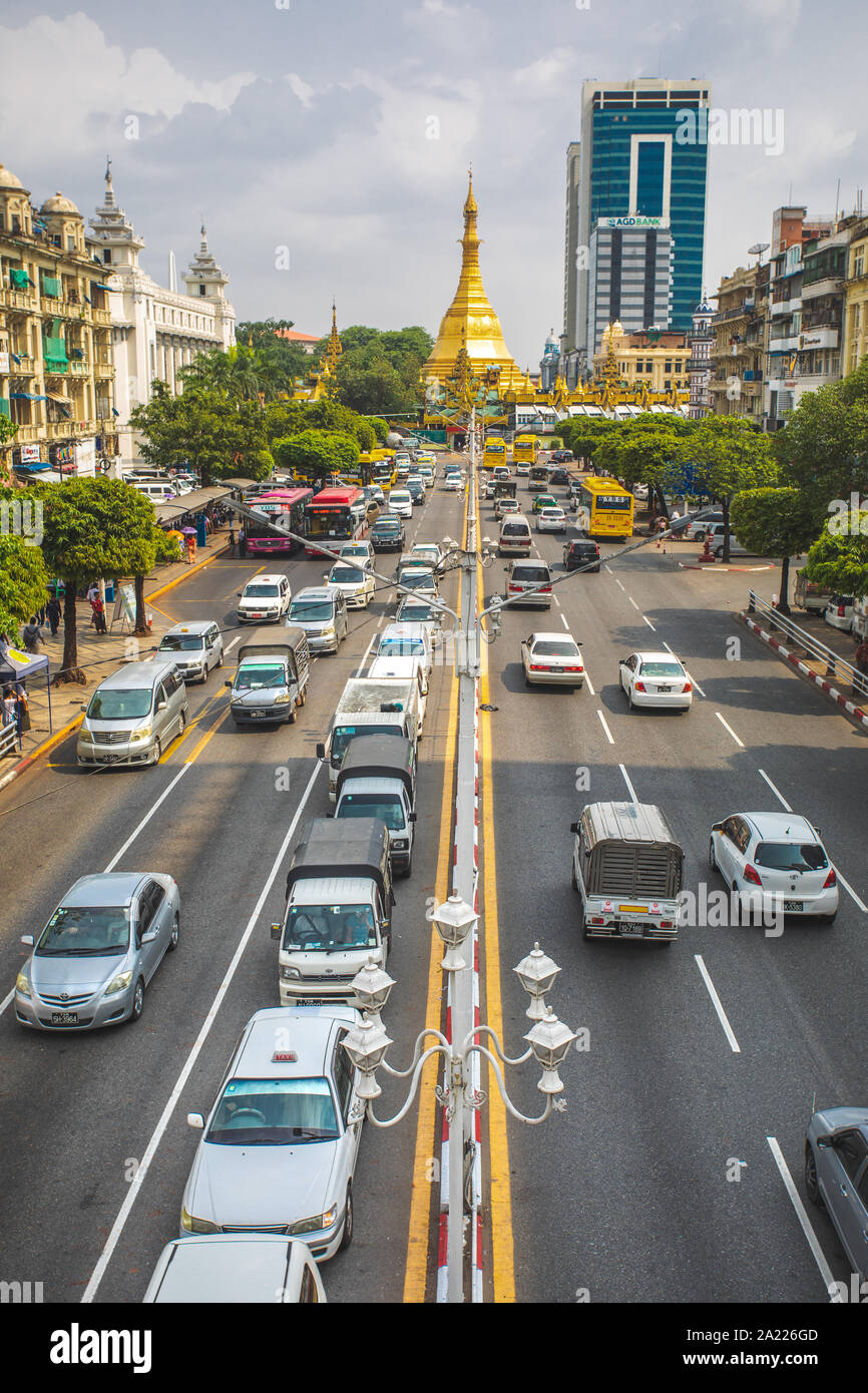 Blick auf den Yangon City Downtown mit Verkehr und goldenen Stupa von Sule Pagode. Sula Pagode ist Wahrzeichen od Yangon und Burma. Stockfoto