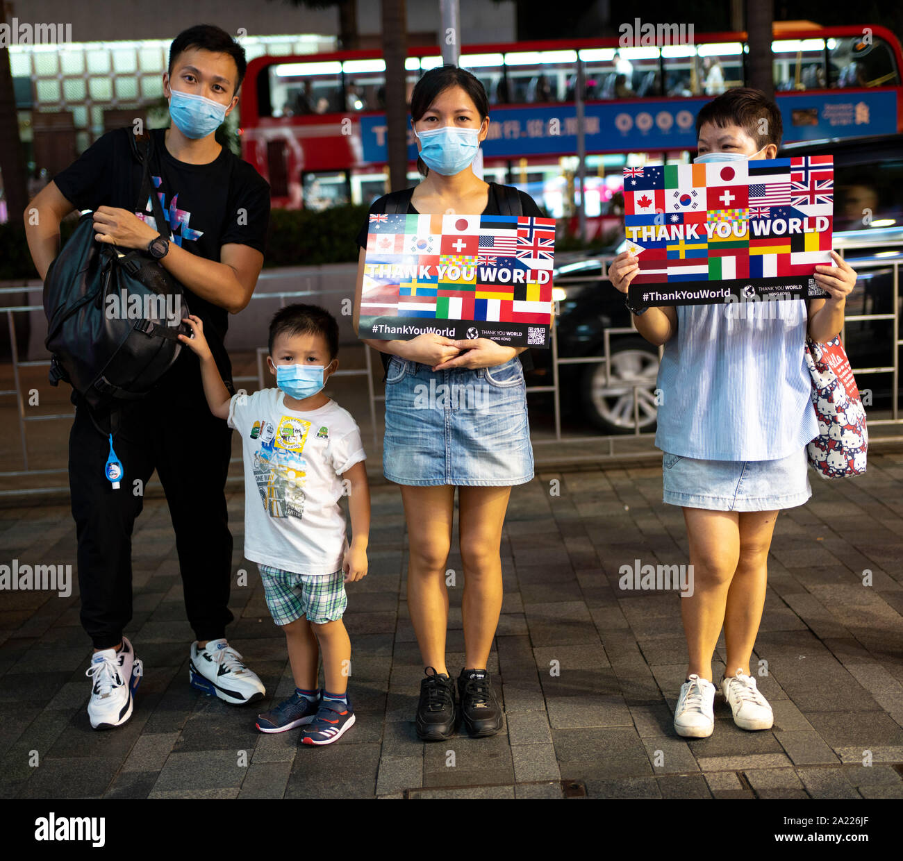 Hong Kong. 30. September, 2019. Friedlicher Protest in Tsim Sha Tsui in Kowloon heute Abend statt. Mit dem Frosch Pepe, das ist ein Symbol für die Demokratiebewegung in der Stadt, Demonstranten eine Menschenkette entlang besetzt Nathan Road. Iain Masterton/Alamy Leben Nachrichten. Stockfoto