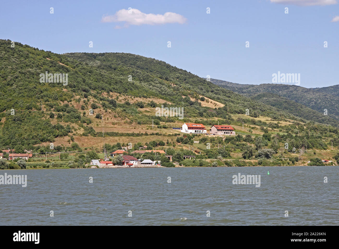 Kleine Hauser Am Ufer Der Donau An Der Grenze Zwischen Serbien Und Rumanien Stockfotografie Alamy