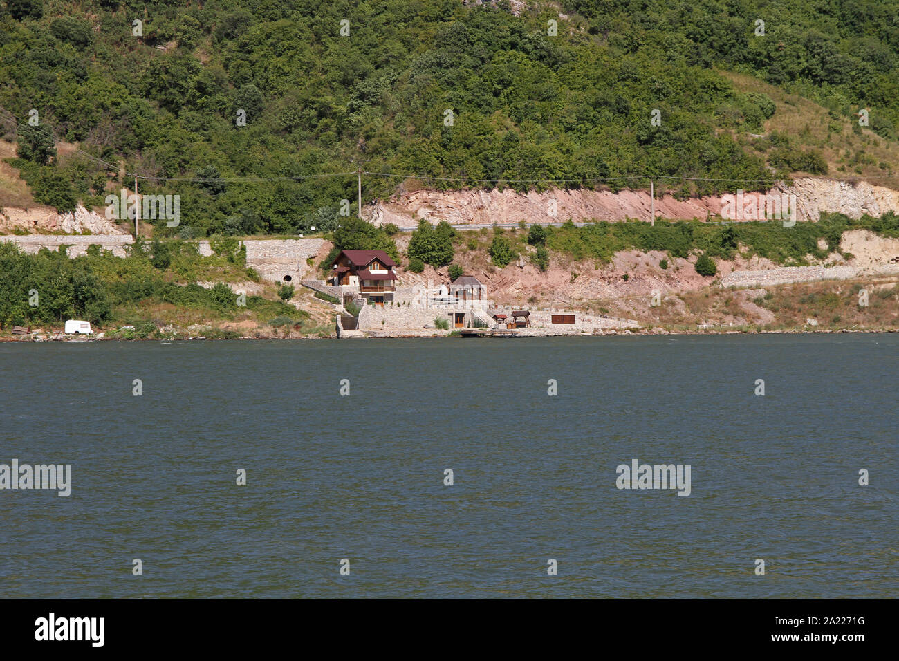 3-stöckige Ferienhaus und Lapa am rumänischen Donauufer, Grenze zwischen Rumänien und Serbien, Svinita, Rumänien. Stockfoto