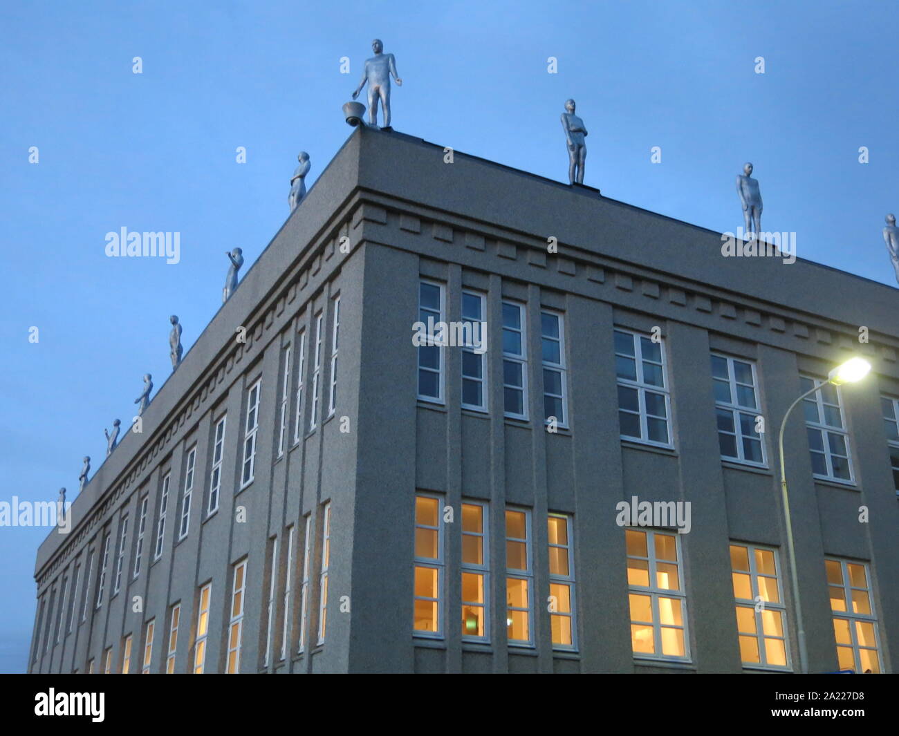 Gormley - wie Figuren schmücken die Dachterrasse auf beiden Seiten des Gebäudes in Reykjavik am Rande über die Stadt schauen. Stockfoto