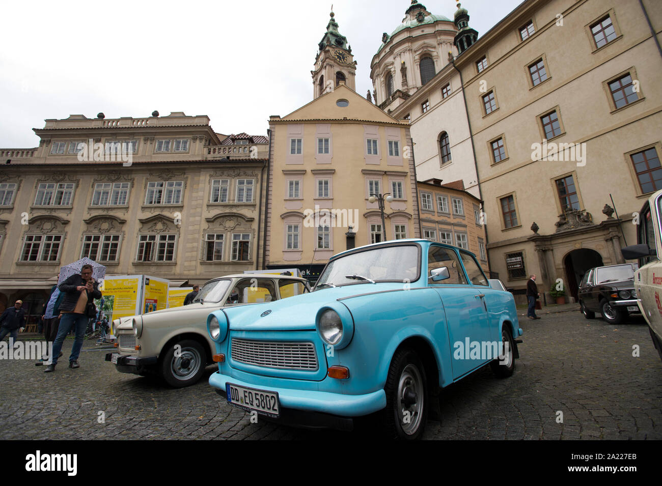 Rund 20 historische Fahrzeuge im Osten Deutschlands kam zu den Malostranske Namesti Platz in Prag bei Ostdeutschen Straße zur Freiheit im Herbst 1989 in Prag, Tschechische Republik, 28. September 2019. Unter ihnen waren hauptsächlich die Trabant und Wartburg Autos aus dem Automobilwerk Eisenach. (CTK Photo/Katerina Sulova) Stockfoto