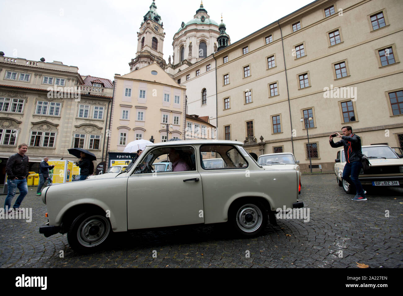 Rund 20 historische Fahrzeuge im Osten Deutschlands kam zu den Malostranske Namesti Platz in Prag bei Ostdeutschen Straße zur Freiheit im Herbst 1989 in Prag, Tschechische Republik, 28. September 2019. Unter ihnen waren hauptsächlich die Trabant und Wartburg Autos aus dem Automobilwerk Eisenach. (CTK Photo/Katerina Sulova) Stockfoto