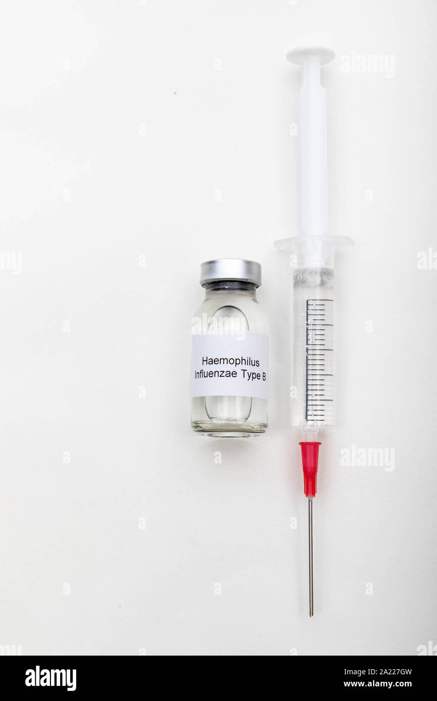 Medizinische Konzept medizinische eine medizinische Durchstechflasche lesen Haemophilus-influenzae-Typ B mit einer Spritze Stockfoto