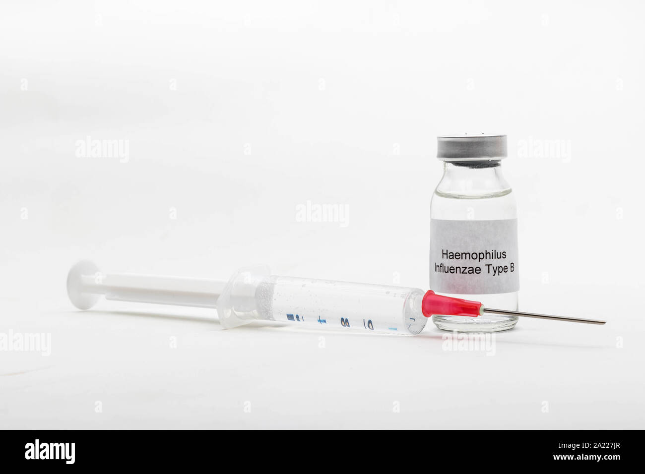 Medizinische Konzept medizinische eine medizinische Durchstechflasche lesen Haemophilus-influenzae-Typ B mit einer Spritze Stockfoto