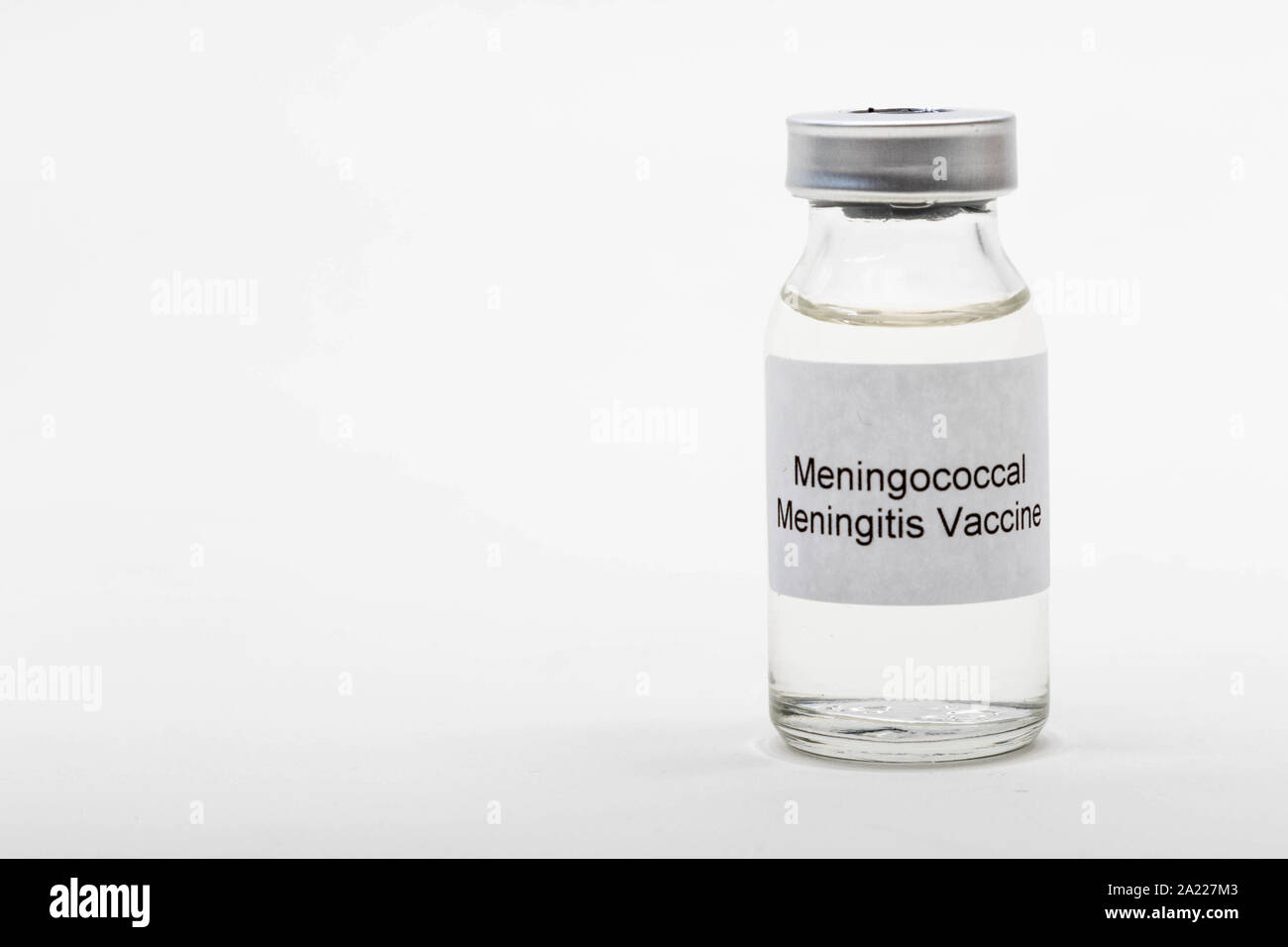 Medizinische Konzept medizinische eine medizinische Durchstechflasche lesen Meningokokken Meningitis Impfstoff Stockfoto