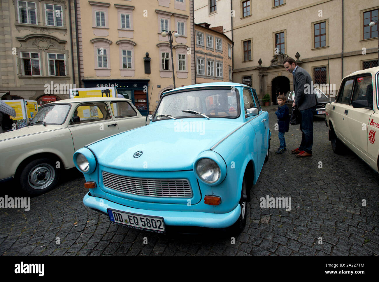 Rund 20 historische Fahrzeuge im Osten Deutschlands kam zu den Malostranske Namesti Platz in Prag bei Ostdeutschen Straße zur Freiheit im Herbst 1989 in Prag, Tschechische Republik, 28. September 2019. Unter ihnen waren hauptsächlich die Trabant und Wartburg Autos aus dem Automobilwerk Eisenach. (CTK Photo/Katerina Sulova) Stockfoto