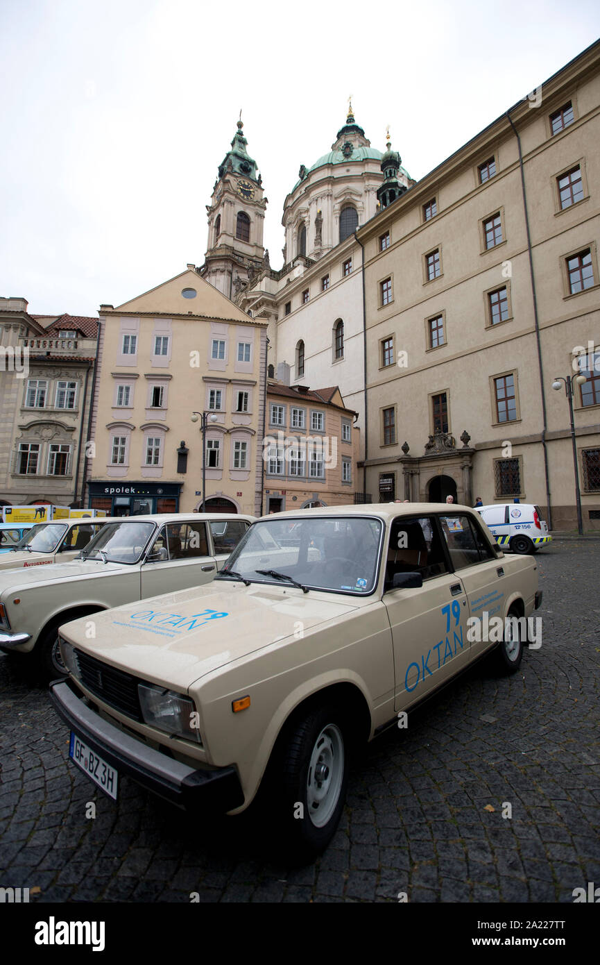 Rund 20 historische Fahrzeuge im Osten Deutschlands kam zu den Malostranske Namesti Platz in Prag bei Ostdeutschen Straße zur Freiheit im Herbst 1989 in Prag, Tschechische Republik, 28. September 2019. Unter ihnen waren hauptsächlich die Trabant und Wartburg Autos aus dem Automobilwerk Eisenach. (CTK Photo/Katerina Sulova) Stockfoto