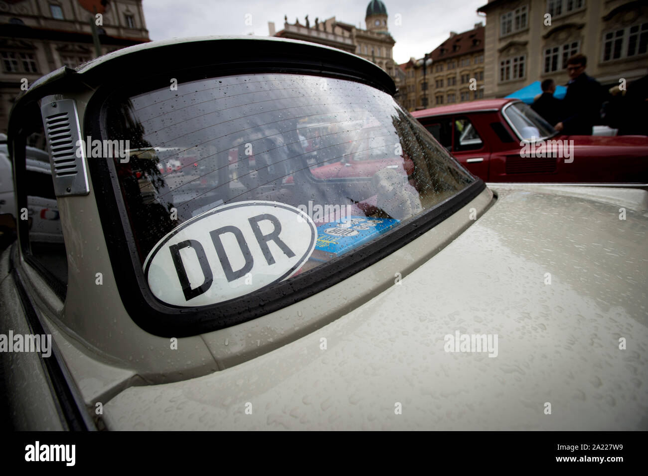Rund 20 historische Fahrzeuge im Osten Deutschlands kam zu den Malostranske Namesti Platz in Prag bei Ostdeutschen Straße zur Freiheit im Herbst 1989 in Prag, Tschechische Republik, 28. September 2019. Unter ihnen waren hauptsächlich die Trabant und Wartburg Autos aus dem Automobilwerk Eisenach. (CTK Photo/Katerina Sulova) Stockfoto