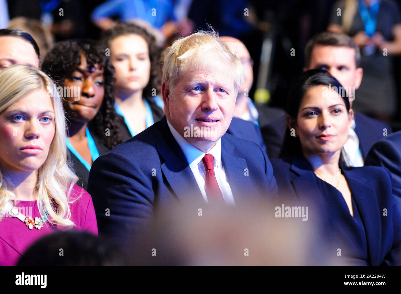 Manchester, Großbritannien. 30. September 2019. Der Ministerpräsident, die Rt Hon Boris Johnson MP, und der Staatssekretär für das Haus, die Abteilung Rt Hon Priti Patel MP, Teilnahme an Tag 2 des 2019 Parteitag der Konservativen Partei in Manchester Central. Credit: Paul Warburton/Alamy leben Nachrichten Stockfoto