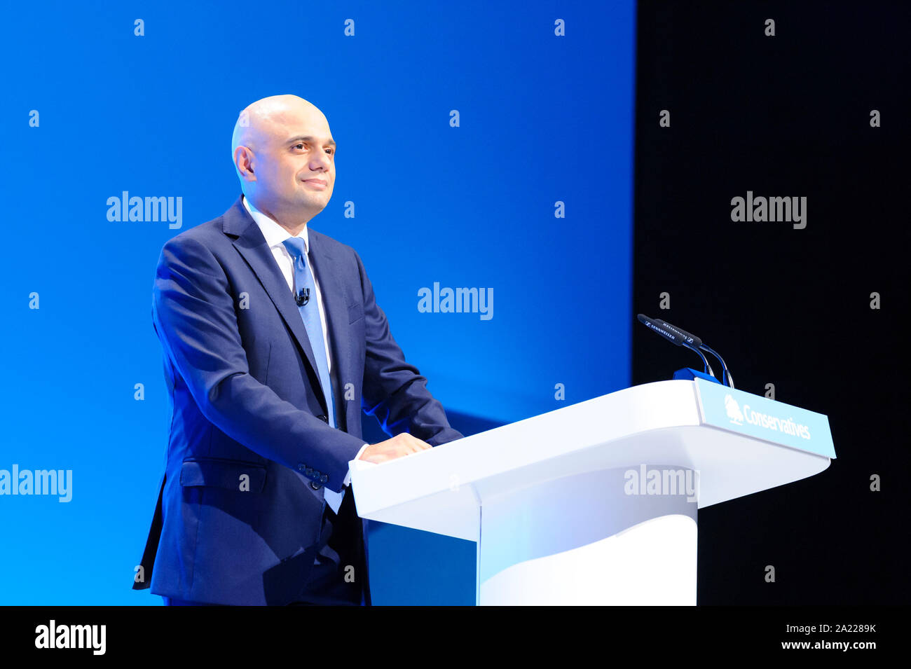 Manchester, Großbritannien. 30. September 2019. Der Finanzminister, Der Rt Hon Sajid Javid MP, Adressen Delegierten an Tag 2 des 2019 Parteitag der Konservativen Partei in Manchester Central. Credit: Paul Warburton/Alamy leben Nachrichten Stockfoto