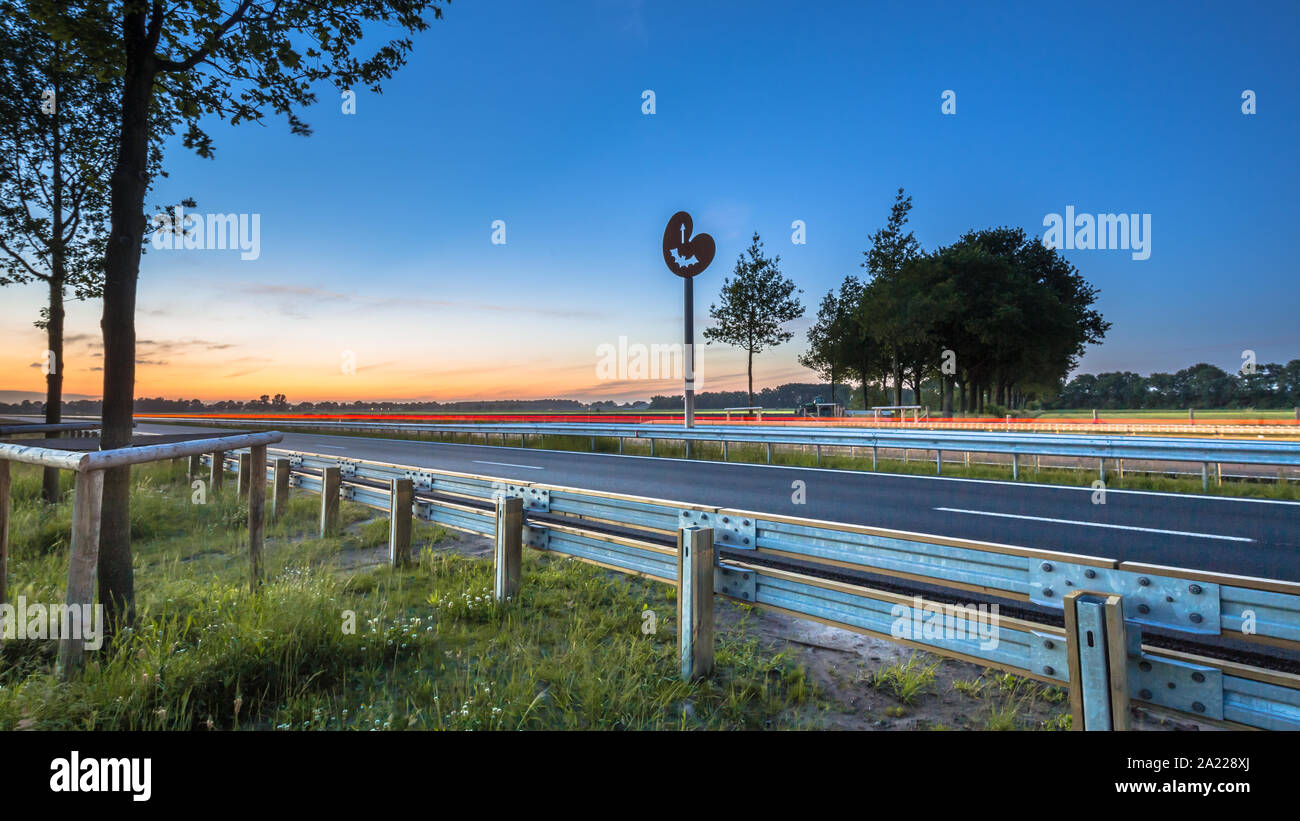 Drachten, Niederlande - 9 Juni, 2016: Regionale Autobahn N 381 bei Nacht mit bewährten funktionalen wildlife Kreuzung hop über Aids für Fledermäuse und Vögel Stockfoto