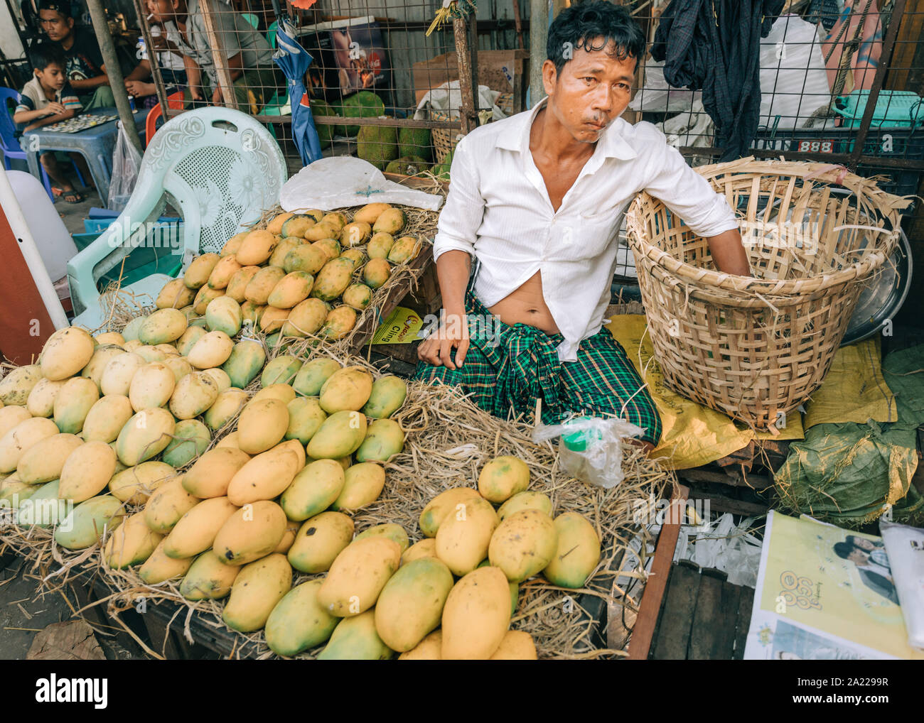 Burmese man Verkauft Mango-Früchte auf dem Straßenmarkt in Yangon, Birma. Stockfoto
