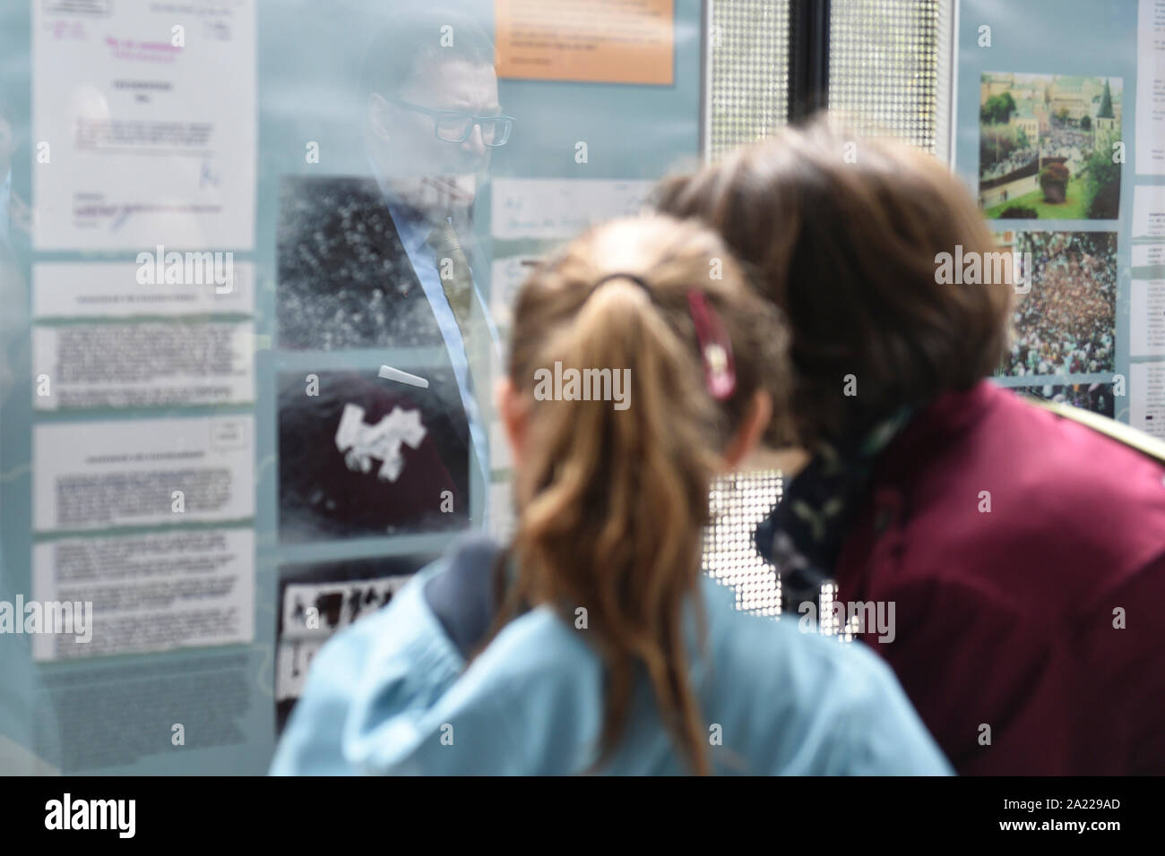 Prag, Tschechische Republik. 28 Sep, 2019. Die historischen Ereignisse gedacht waren, auch durch die Ausstellung von Flüchtlingen aus der DDR auf dem Weg von Prag nach Hof, am Bahnhof installiert. in Prag, Tschechische Republik, 28. September 2019. Quelle: Michaela Říhová/CTK Photo/Alamy leben Nachrichten Stockfoto