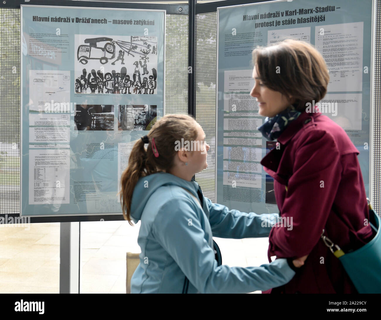 Prag, Tschechische Republik. 28 Sep, 2019. Die historischen Ereignisse gedacht waren, auch durch die Ausstellung von Flüchtlingen aus der DDR auf dem Weg von Prag nach Hof, am Bahnhof installiert. in Prag, Tschechische Republik, 28. September 2019. Quelle: Michaela Říhová/CTK Photo/Alamy leben Nachrichten Stockfoto