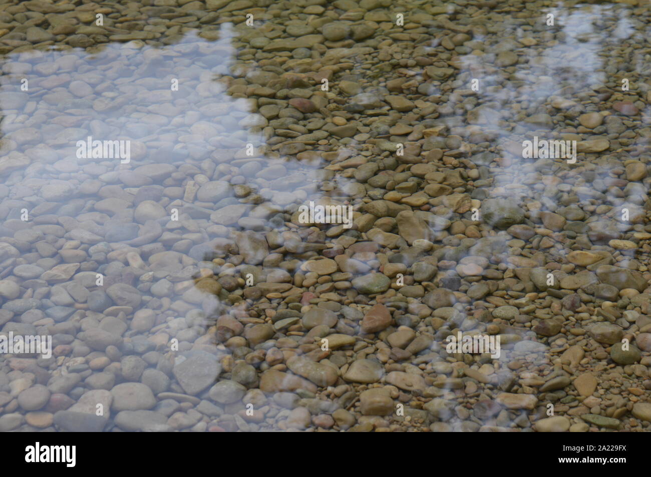 Steine im Fluss Wasser Muster Stockfoto