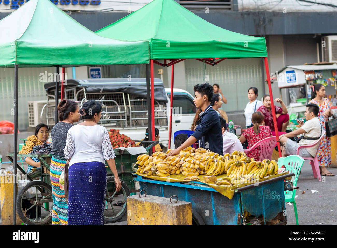 Verkauf von Bananen Früchte auf der Straße Markt in Yangon, Myanmar. Stockfoto