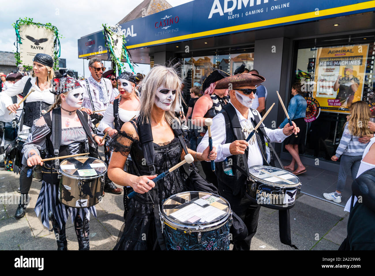 Parade der Pirat Trommler Trommeln und marschieren entlang der Küste bei Hastings, während Piraten Tag. Gesichter gemalt, die Untoten zu ähneln. Stockfoto