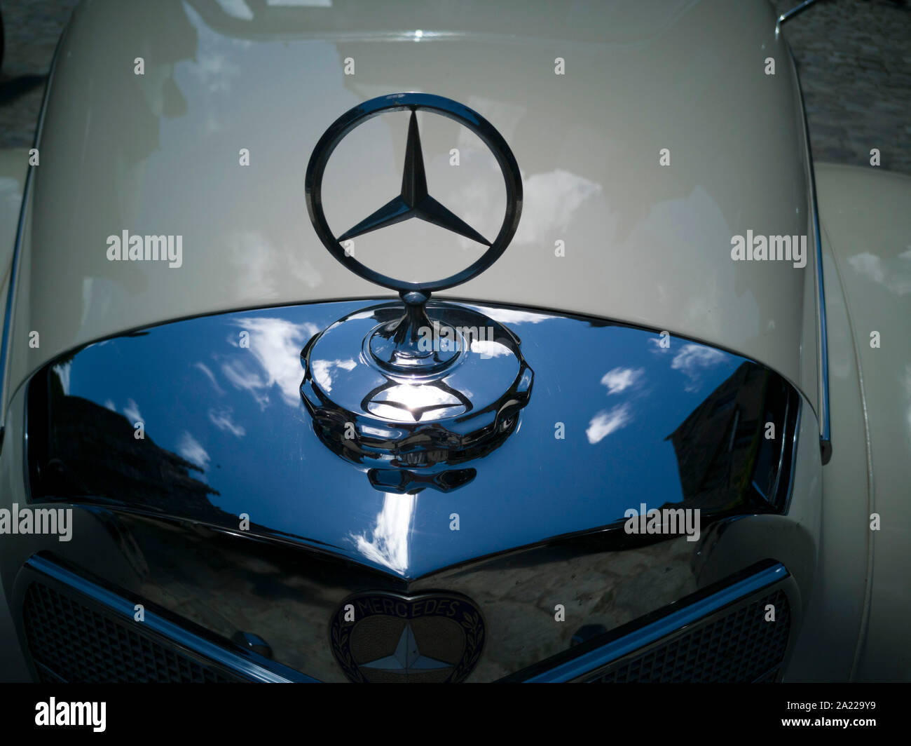 Mercedes Benz Emblem eines alten Auto Stockfoto