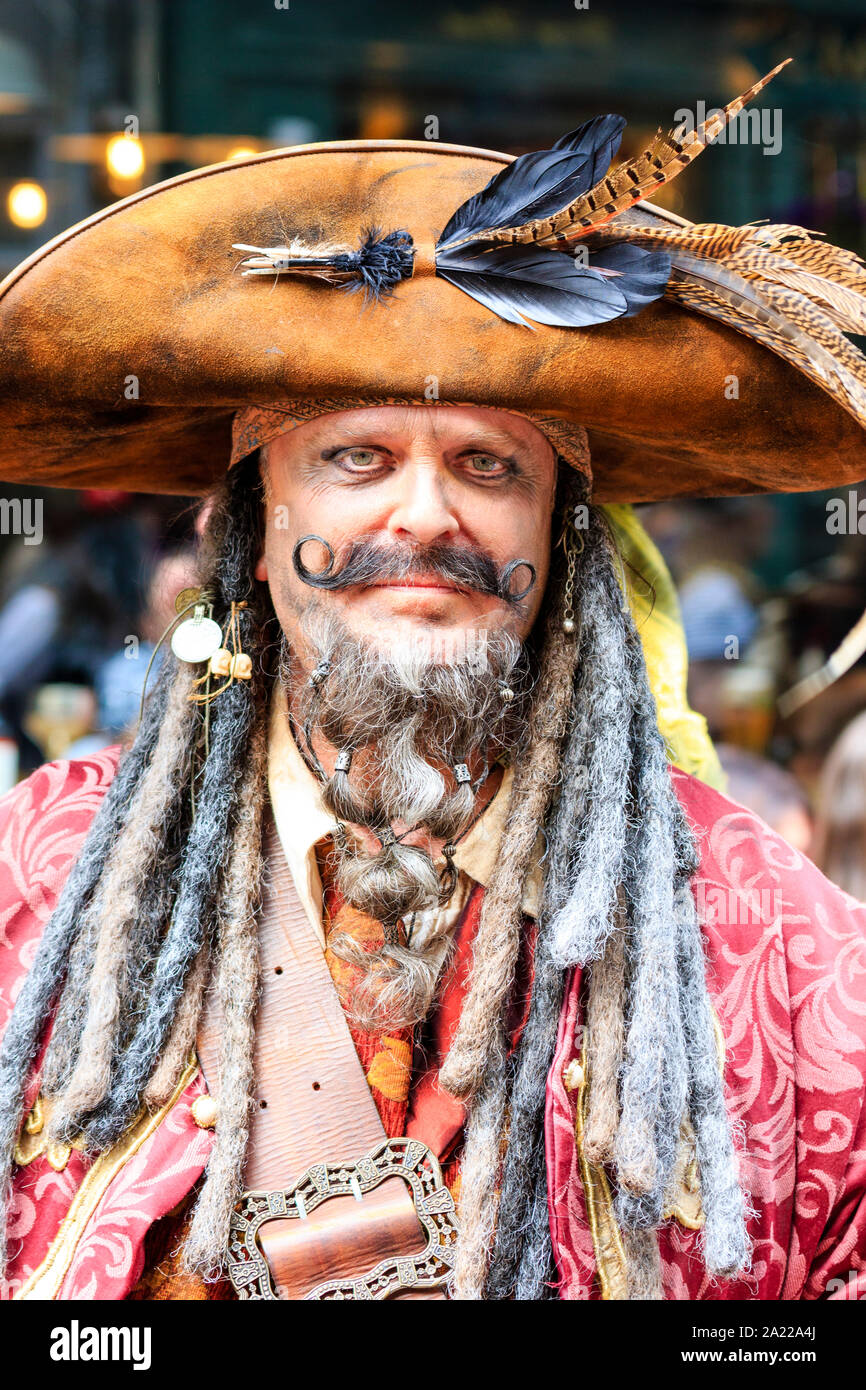 Man Woman Dressed Up Pirates Stockfotos Und Bilder Kaufen Alamy