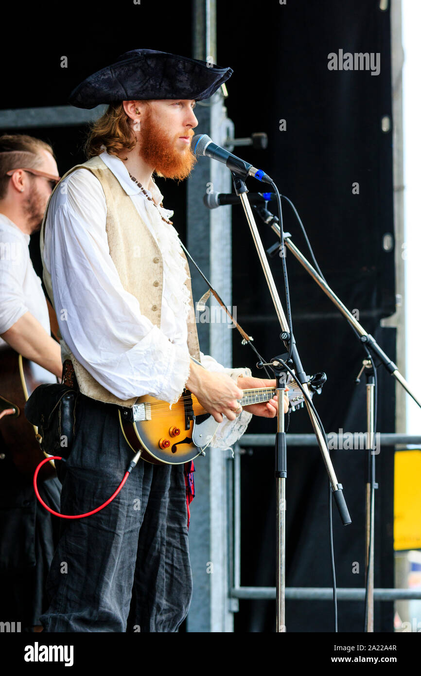 Piraten Tag, Hastings. Leadsänger und Gitarrist von The Pirate Gruppe, 'Captain's Bart", auf der Bühne singen am Piraten Tag Veranstaltung in Hastings. Stockfoto