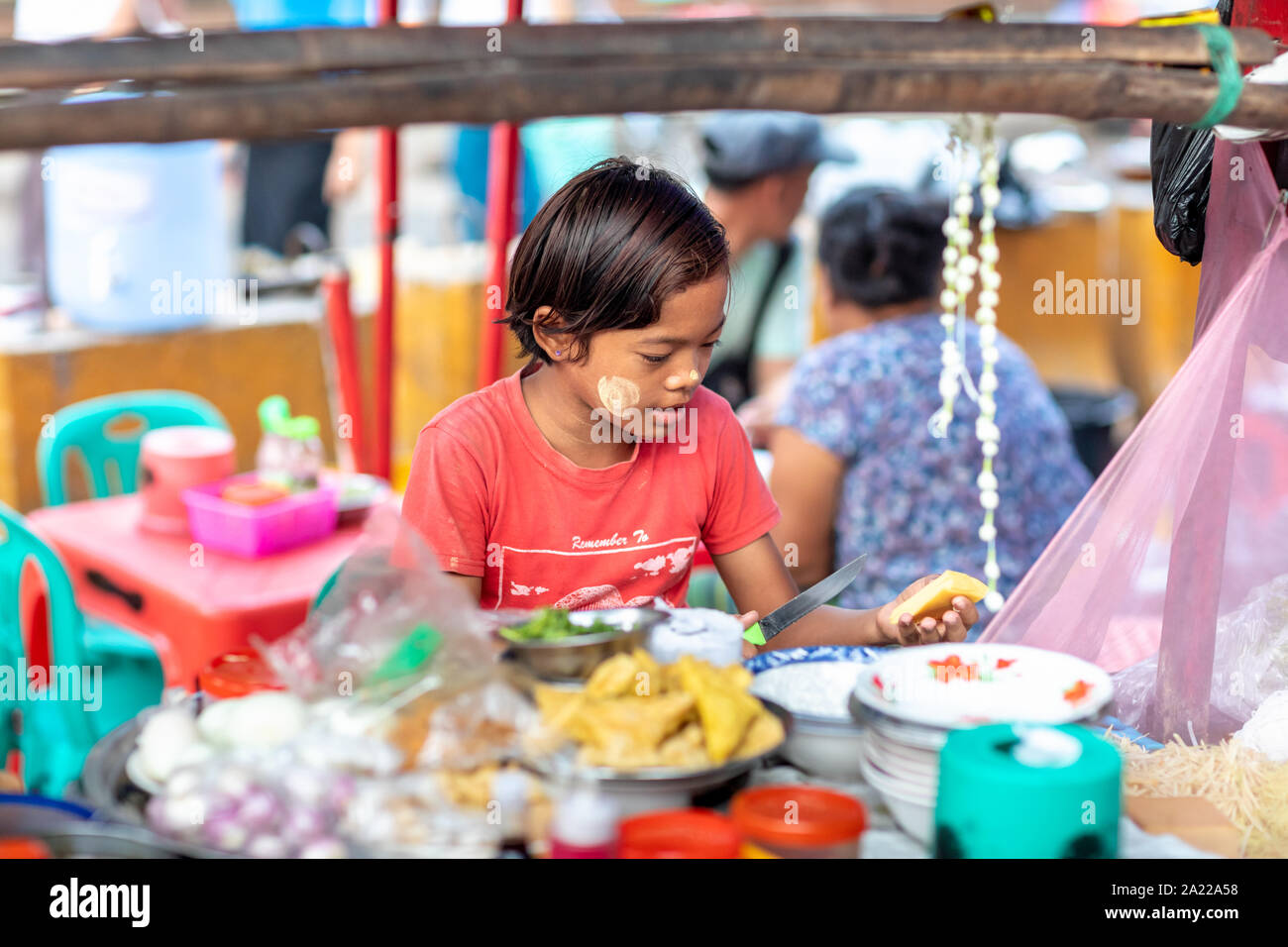 Die jungen burmesischen junge Vorbereiten von traditionellen Street Food in Yangon. Kinder in trhird Welt. Stockfoto