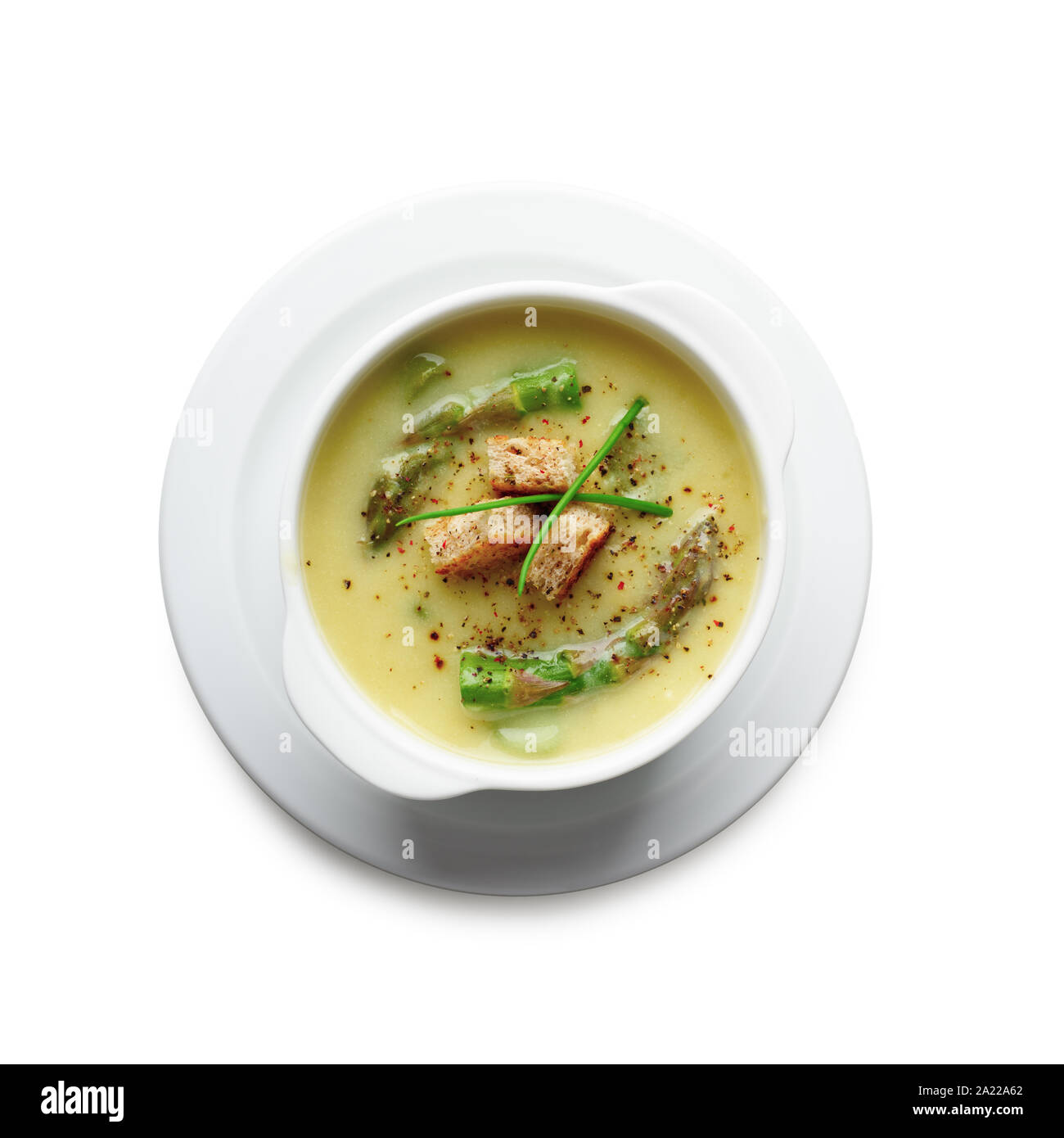 Grüner Spargel Suppe in weiße Schüssel isoliert. Essen Fotografie Stockfoto