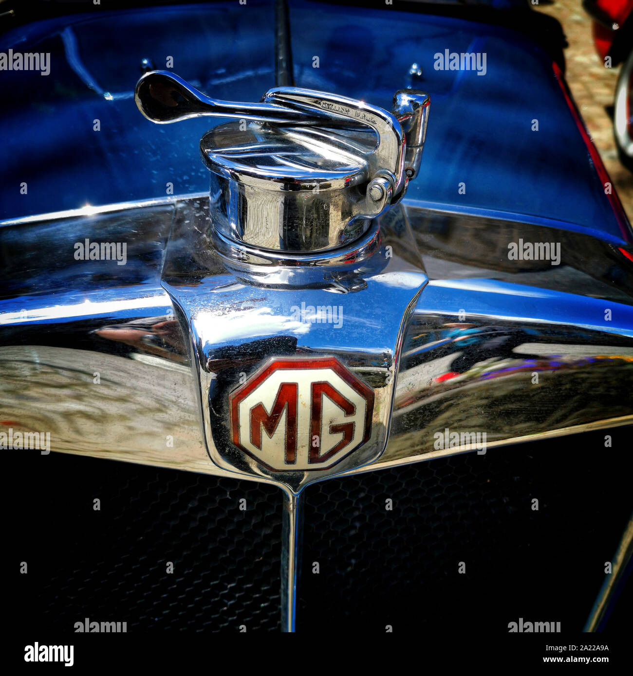 MG-Emblem auf der Motorhaube Stockfoto