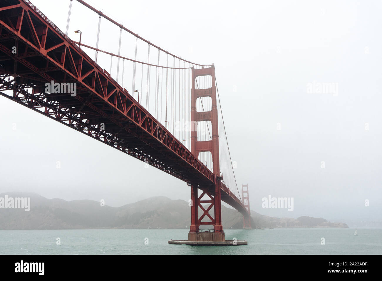 Goldene Torbrücke im Nebel Stockfoto