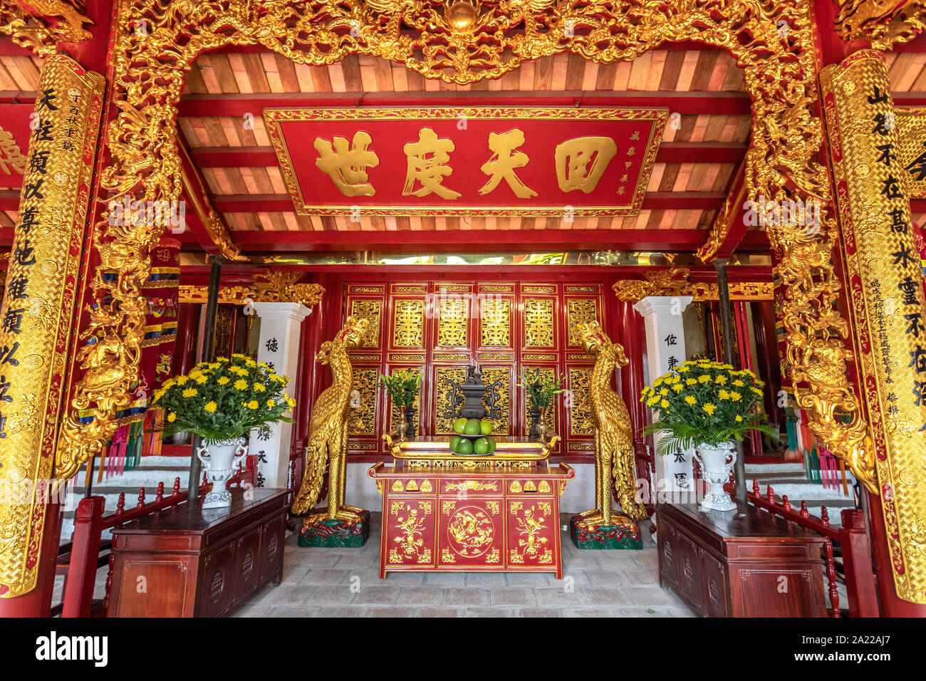 Der Altar im Tempel Jade Mountain im Turtle Island am Hoan Kiem See. Buddhistische Tempel in Vietnam. Stockfoto
