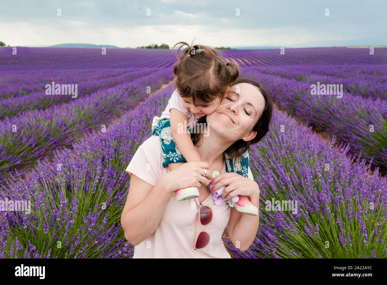 Mutter und Tochter unter Lavendelfelder im Sommer Stockfoto