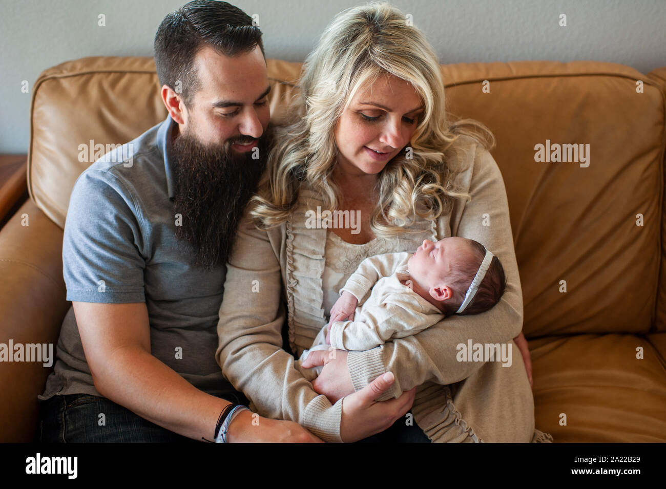Familie mit neugeborenen Tochter schlief auf der Couch zu Hause Stockfoto