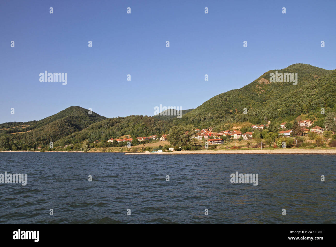 Blick auf die Siedlung in Eselnita am rumänischen Donauufer, Grenze zwischen Rumänien und Serbien, Eselnita, Rumänien. Stockfoto