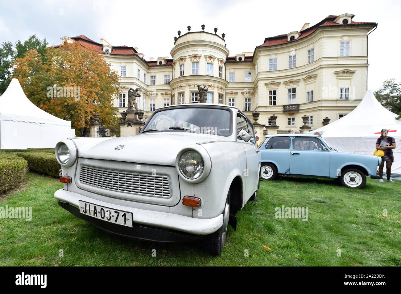 Vor 13.000 Menschen mit besonderen Zügen nach Westdeutschland aus der Tschechischen Republik vor 30 Jahren gefahren wurden, die Ostdeutschen hatten bis Wochen an der westdeutschen Botschaft in Prag (Deutsche Botschaft in Prag, Tschechische Republik, 28. September 2019) Compound vor der kommunistischen Regierung in Ostdeutschland erlaubt Ihnen auf Reisen zu verbringen. (CTK Photo/Michaela říhová) Stockfoto
