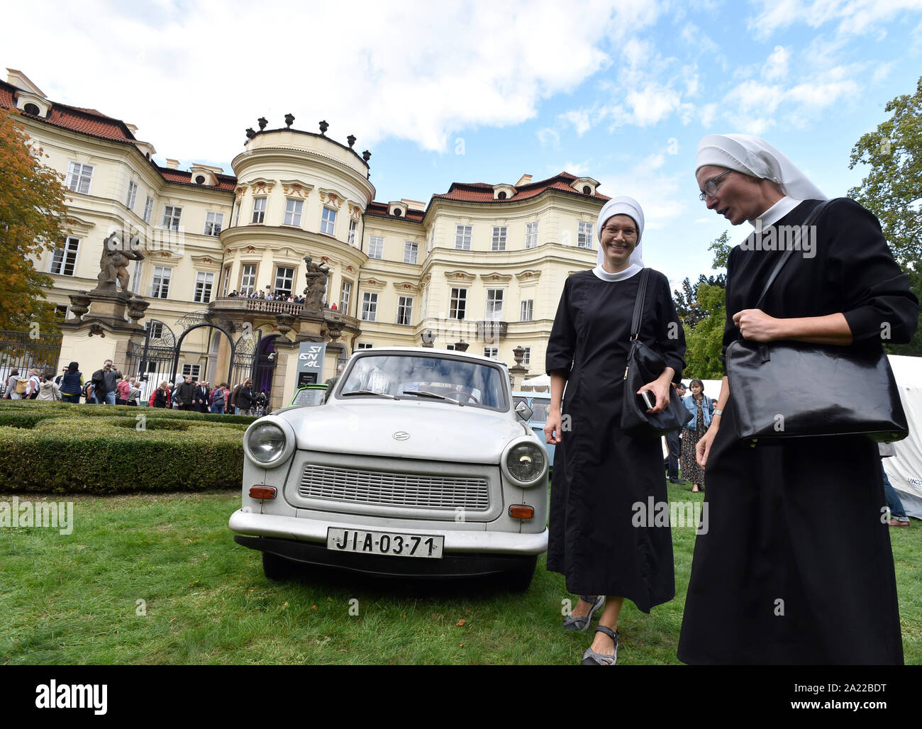 Vor 13.000 Menschen mit besonderen Zügen nach Westdeutschland aus der Tschechischen Republik vor 30 Jahren gefahren wurden, die Ostdeutschen hatten bis Wochen an der westdeutschen Botschaft in Prag (Deutsche Botschaft in Prag, Tschechische Republik, 28. September 2019) Compound vor der kommunistischen Regierung in Ostdeutschland erlaubt Ihnen auf Reisen zu verbringen. (CTK Photo/Michaela říhová) Stockfoto