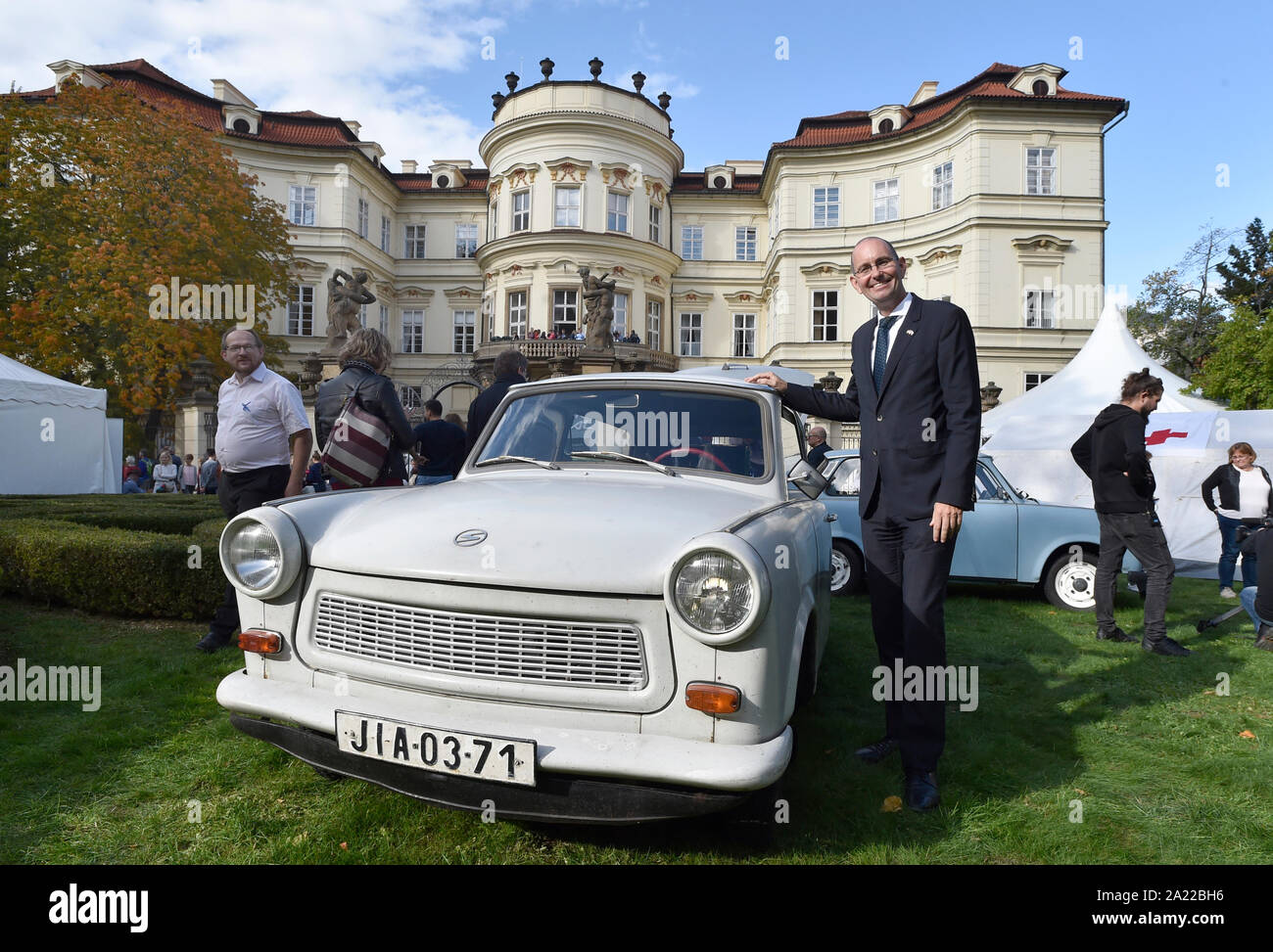 Vor 13.000 Menschen mit besonderen Zügen nach Westdeutschland aus der Tschechischen Republik vor 30 Jahren gefahren wurden, die Ostdeutschen hatten bis Wochen an der westdeutschen Botschaft in Prag (Deutsche Botschaft in Prag, Tschechische Republik, 28. September 2019) Compound vor der kommunistischen Regierung in Ostdeutschland erlaubt Ihnen auf Reisen zu verbringen. Die Show wurde von deutschen Botschafter Christoph Israng (Bild). (CTK Photo/Michaela říhová) Stockfoto