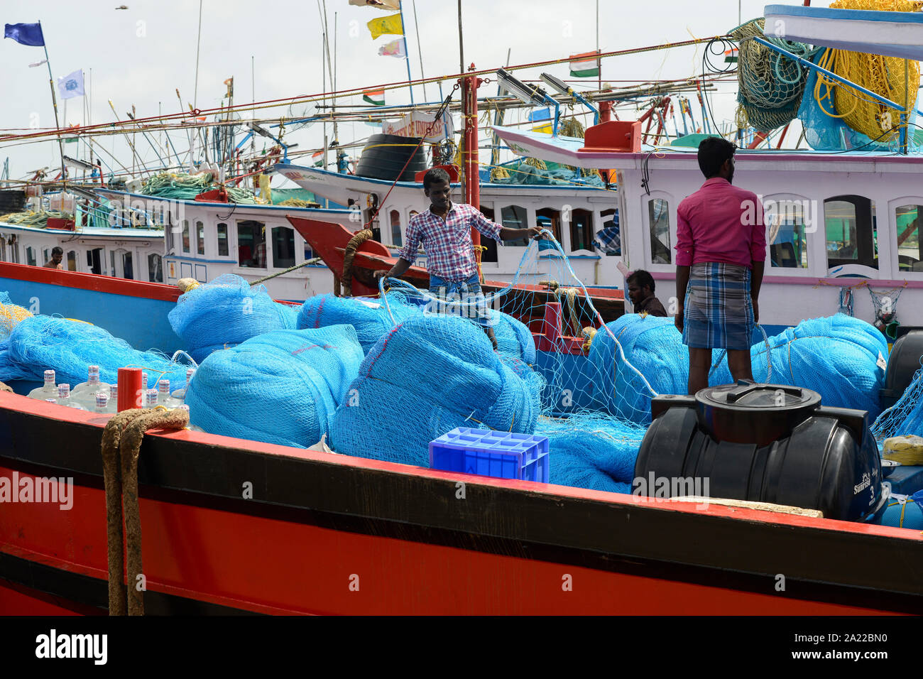 Indien, Karnataka, Mangaluru, ehemaliger Name Mangalore, Fischkutter im Hafen während des Monsuns, Kunststoff angeln Schleppnetze und Seile, sind eine wichtige Quelle für Kunststoff Verschmutzung der Ozeane und gefährlich für Meerestiere Stockfoto
