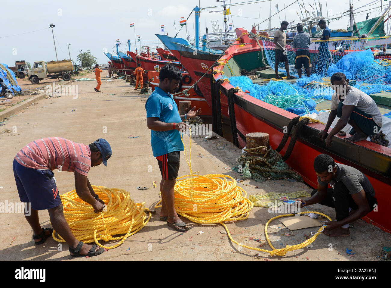 Indien, Karnataka, Mangaluru, ehemaliger Name Mangalore, Fischkutter im Hafen während des Monsuns, Kunststoff angeln Schleppnetze und Seile, sind eine wichtige Quelle für Kunststoff Verschmutzung der Ozeane und gefährlich für Meerestiere Stockfoto