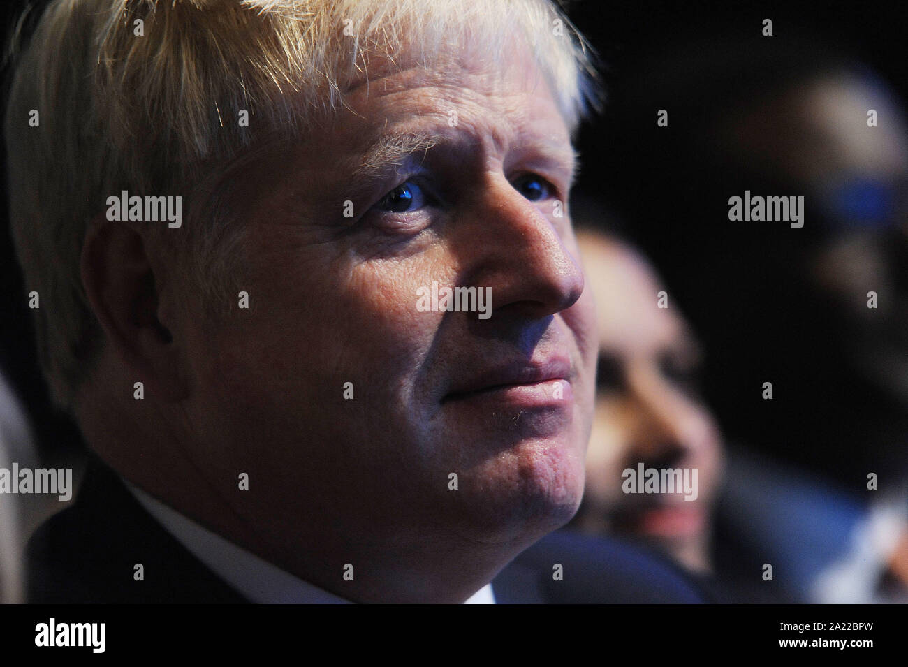 Manchester, Großbritannien. 30 Sep, 2019. (Mitte) Boris Johnson, Premierminister, hören auf die Grundsatzrede auf der Konferenz von Sajid Javid, Schatzkanzler, am zweiten Tag der Parteitag der Konservativen Partei in der Manchester Central Convention Complex. Credit: Kevin Hayes/Alamy leben Nachrichten Stockfoto